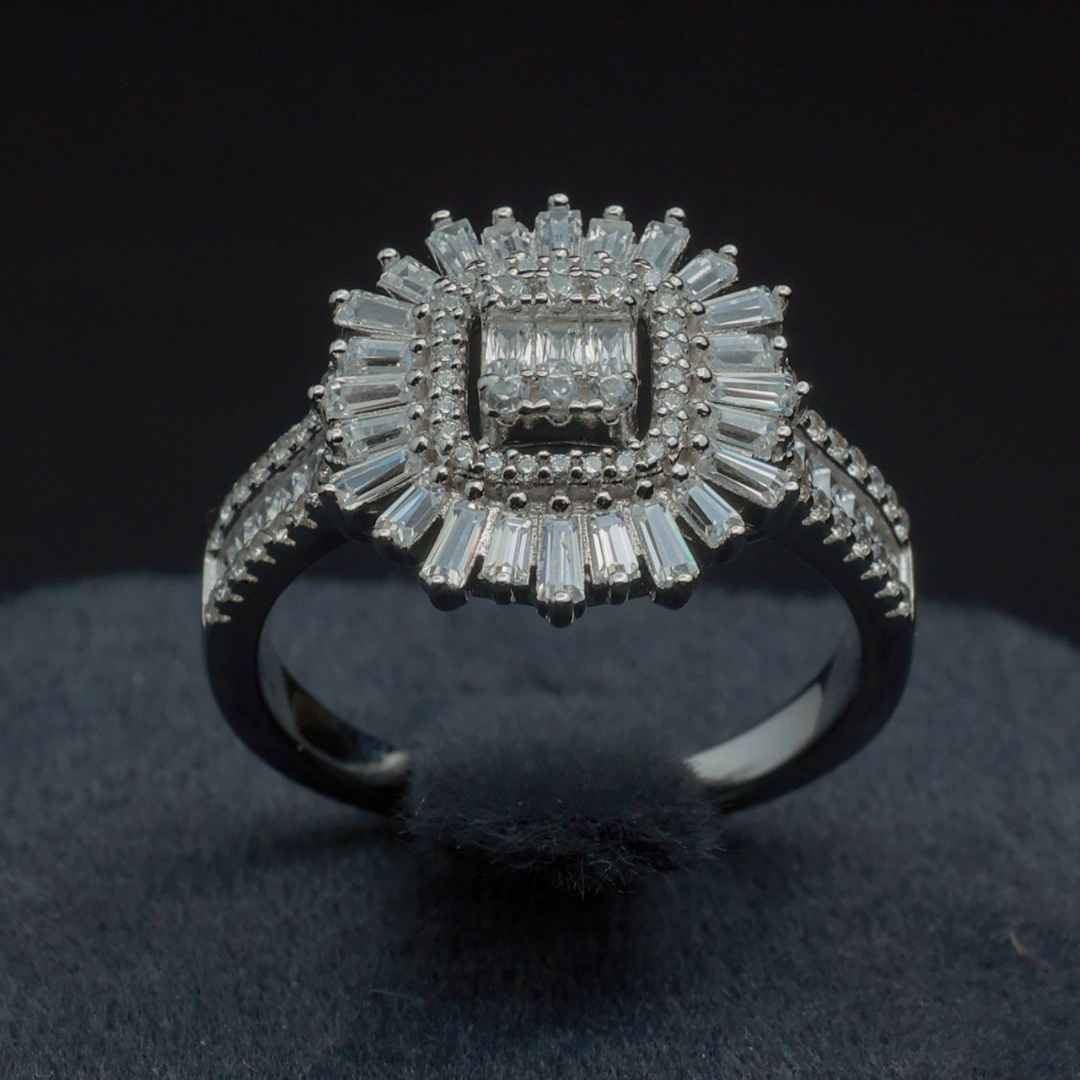Radiant Crown Solitaire Ring(Fixed Size)